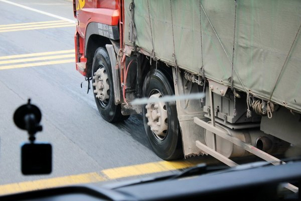 元览卡车：冬季淋水争议起 但他也曾救过司机的命