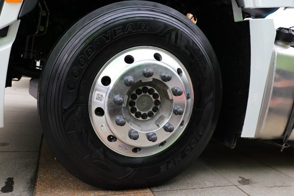 元览卡车：冬季淋水争议起 但他也曾救过司机的命