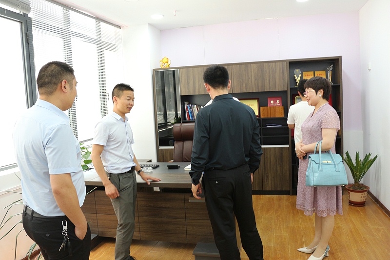 牛商常委们参观元览卡车数据运营中心