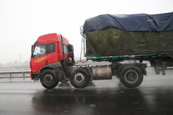元览科普：车距多少米最安全？答案根本就不按米算