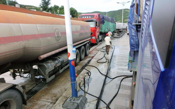元览卡车：冬季淋水争议起 但他也曾救过司机的命