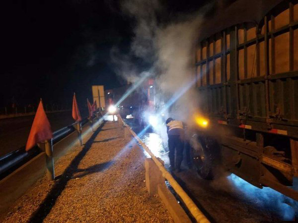 元览卡车：冬季淋水争议起 但他也曾救过司机的命